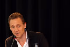 Nam diễn viên Tom Hiddleston nhận được sự quan tâm rất lớn từ phía người hâm mộ. (Ảnh: Xuân Mai/Vietnam+)