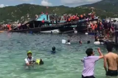 Một nhà nổi ở vịnh Vĩnh Hy, Ninh Thuận bất ngờ bị sập do lượng khách quá tải và nhà nổi làm sơ sài. (Nguồn: CTV)