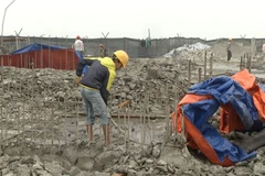 Công nhân đã có mặt để tháo dỡ tầng 19 của toà nhà số 8B Lê Trực. (Ảnh: Sơn Bách/Vietnam+)