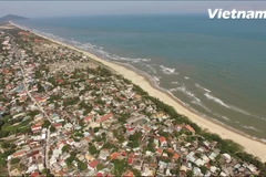 Nhìn từ trên cao, Lăng Cô như một tấm lụa mềm mại vắt ngang giữa đại dương với đường viền là bờ cát trắng dài hơn 10 km. (Ảnh: Tùng Lâm/Vietnam+)