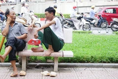 Các vị phụ huynh tranh thủ kết bạn trong lúc chờ đợi sỹ tử. (Ảnh: Võ Phương/ Vietnam+)