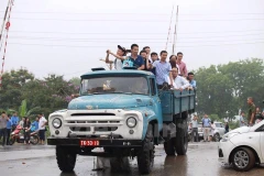 Xe tải Zil 130 cứu nguy đô thị Cổ Nhuế chìm trong biển nước. (Ảnh: Minh Sơn/Vietnam+)