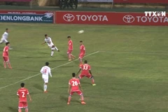 Vũ Văn Thanh bất ngờ tung ra một cú sút nhằm vào góc xa khung thành của thủ môn Hà Nội FC.