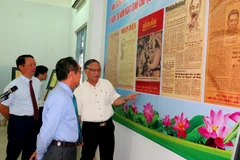 Khách tham quan triển lãm trong ngày khai mạc. (Ảnh: Tường Vi/TTXVN)