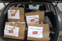 Người Việt nấu và chuyển suất ăn trưa tới phục vụ y bác sỹ các tram cấp cứu. (Ảnh: TTXVN)