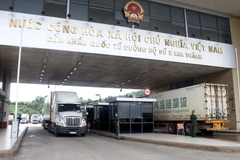 Các xe container chờ làm thủ tục xuất khẩu hàng nông sản tại cửa khẩu quốc tế đường bộ số II Kim Thành. (Ảnh: Quốc Khánh/TTXVN)