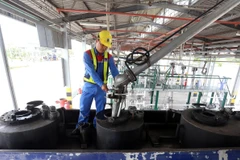 Xuất xăng dầu cho xe bồn tại PV OIL Nhà Bè, Thành phố Hồ Chí Minh. (Ảnh: Huy Hùng/TTXVN)