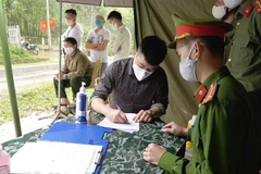 Lực lượng chức năng lập biên bản đối tượng trốn cách ly đi sinh nhật bạn. (Ảnh minh hoa: Trịnh Duy Hưng/TTXVN)