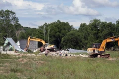 Xử lý các trường hợp vi phạm đất đai, xây cất trái phép trên địa bàn xã Dương Tơ, huyện Phú Quốc (Kiên Giang). (Ảnh: Lê Huy Hải/TTXVN)