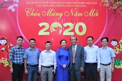 Đại sứ Việt Nam tại Tanzania Nguyễn Kim Doanh và lãnh đạo Công ty Halotel tại Tết Cộng đồng mừng Xuân Canh Tý 2020. (Ảnh: Đình Lượng/TTXVN)