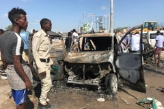 Hiện trường một vụ đánh bom tại thủ đô Mogadishu của Somalia. (Ảnh: Reuters/TTXVN)