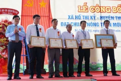 Phó chủ tịch UBND tỉnh Cà Mau Lê Văn Sử trao Bằng khen của Chủ tịch UBND tỉnh cho các tập thể, cá nhân có thành tích xuất sắc. (Ảnh: Huỳnh Anh/TTXVN)