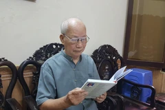 Giáo sư-Tiến sỹ-Nghệ sỹ Nhân dân Lê Ngọc Canh với cuốn sách mới xuất bản về nghệ thuật múa. (Ảnh: Đinh Thuận/TTXVN)