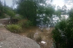 Điểm sạt lở ăn sâu vào đường giao thông. (Ảnh: Hữu Chí/TTXVN)