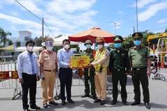Đại diện Ủy ban MTTQVN thành phố Đà Nẵng đến trao tặng các thiết bị hỗ trợ phòng chống dịch và nhu yếu phẩm cho các chốt phòng chống dịch tại các cửa ngõ ra vào trên địa bàn Đà Nẵng, ngày 26/8/2020. (Ảnh: Trần Lê Lâm/TTXVN)