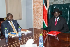 Tổng thống Nam Sudan Salva Kiir (phải) và thủ lĩnh phe đối lập Riek Machar (trái) tại cuộc gặp ở Juba ngày 9/9/2019. (Ảnh: AFP/TTXVN)