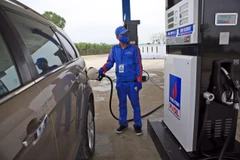 Một cửa hàng bán xăng dầu của PVOIL. (Ảnh: Huy Hùng/TTXVN)