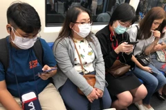 Người dân Thái Lan đeo khẩu trang tự bảo vệ mình trước dịch COVID-19 khi đi tàu điện ngầm ở thủ đô Bangkok. (: Ngọc Quang/TTXVN)