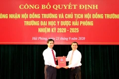 Giáo sư-Tiến sỹ Trần Văn Thuấn, Thứ trưởng Bộ Y tế trao Quyết định công nhận Chủ tịch Hội đồng trường Đại học Y dược Hải Phòng, giai đoạn 2020-2025 cho Phó Giáo sư-Tiến sỹ Phạm Minh Khuê. (Ảnh: Minh Thu/TTXVN)