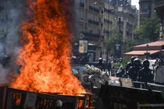 Người biểu tình quá khích đốt phá trong một cuộc biểu tình tại Paris, Pháp. (Ảnh: AFP/TTXVN)