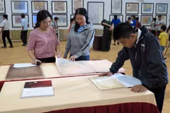 Người dân tham quan triển lãm. (Ảnh: Xuân Triệu/TTXVN)