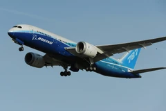 Máy bay 787 Dreamliner của hãng Boeing thực hiện chuyến bay thử nghiệm tại nhà máy ở Everett, bang Washington, Mỹ, ngày 20/3/2011. (Ảnh: AFP/TTXVN)