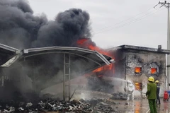 Lực lượng chức năng có mặt dập lửa tại hiện trường. (Ảnh: Đức Phương/TTXVN)