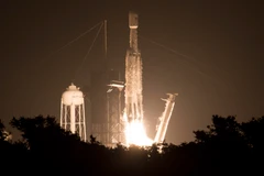 Tên lửa đẩy Falcon Heavy mang theo 24 vệ tinh rời bệ phóng tại Trung tâm Vũ trụ Kennedy thuộc Cơ quan Hàng không Vũ trụ Mỹ (NASA) ở bang Florida ngày 25/6/2019. (Ảnh: AFP/TTXVN)