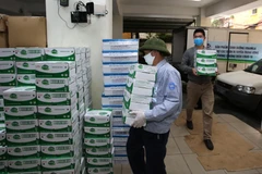 Hơn 20.000 sản phẩm sữa đã được Vinamilk gửi tặng đến các cán bộ, nhân viên, chuyên viên của Viện Vệ sinh dịch tễ Trung ương đang hàng ngày chiến đấu với dịch Covid-19. (Ảnh: PV/Vietnam+)