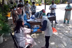 Nhân viên y tế lấy máu xét nghiệm COVID-19 cho người dân tại New Delhi, Ấn Độ. (Ảnh: THX/TTXVN)