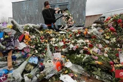 Một nhân viên của một cửa hàng hoa tiêu hủy những bông hoa chưa bán ở Saint Petersburg. (Nguồn: channelnewsasia.com)