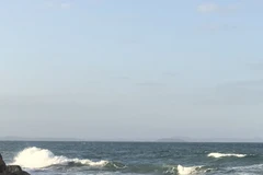 Không nên đi tắm biển khi có sóng to gió lớn. Ảnh minh họa. (Ảnh: Phạm Cường/TTXVN)