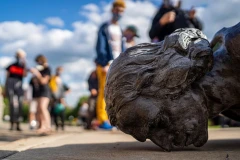 Đám đông đứng xung quanh bức tượng Christopher Columbus bị kéo đổ tại Tòa nhà Đại hội tiểu bang Minnesota ngày 10/6. (Nguồn: AP)