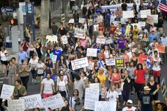 Những người ủng hộ Chương trình DACA tham gia tuần hành tại Los Angeles, bang California, Mỹ ngày 5/9/2017. (Ảnh: AFP/TTXVN)