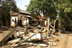 Nước lũ làm sập nhà, cuốn trôi tài sản, hoa màu của một gia đình ở xã An Thủy, huyện Lệ Thủy (Quảng Bình). (Ảnh: Văn Tý/TTXVN)