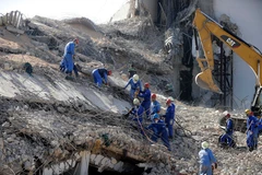 Nhân viên cứu hộ làm nhiệm vụ sau vụ nổ tại cảng Beirut, Liban, ngày 7/8/2020. (Ảnh: AFP/TTXVN)