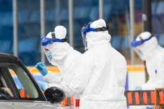 Nhân viên y tế lấy mẫu xét nghiệm COVID-19 tại Ontario, Canada ngày 23/4/2020. (Ảnh: THX/TTXVN)