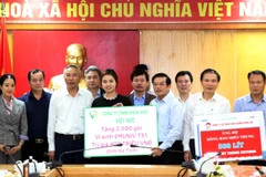 Các đơn vị, tổ chức trao biểu trưng hỗ trợ vật tư, giống, thuốc bảo vệ thực vật cho nhân dân Hà Tĩnh. (Ảnh: Công Tường-TTXVN)