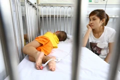 Bệnh nhi điều trị bệnh tay chân miệng nội trú tại Trung tâm bệnh nhiệt đới (Bệnh viện Nhi Trung ương). (Ảnh: Minh Quyết/TTXVN)