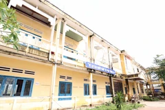 Trường THCS Thị trấn Châu Ổ, huyện Bình Sơn, Quảng Ngãi bị tốc gần hết mái khi cơn bão số 9 đi qua. (Ảnh: Thống Nhất/TTXVN)