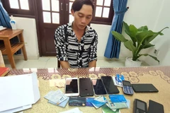 Đối tượng Phúc cùng tang vật. (Ảnh: TTXVN phát)