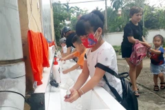 Học sinh Trường mầm non Ỷ La, thành phố Tuyên Quang rửa tay bằng xà phòng trước khi vào lớp. (Ảnh: Quang Cường/TTXVN)