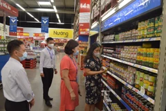 Kiểm tra dự trữ hàng hóa tại MM Mega Market. (Ảnh: Đỗ Phương Anh/TTXVN)