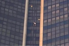 Người đàn ông đang leo lên mặt tiền tòa nhà Tour Montparnasse. (Nguồn: AFP)