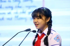 Học sinh Phan Hoàng Phương Nhi, lớp 7/2 trường THCS Duy Tân, thành phố Huế đạt giải Nhất cuộc thi. (Ảnh: Huy Hùng/TTXVN)