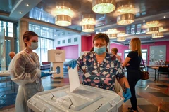 Người dân bỏ phiếu sớm về đề xuất cải cách Hiến pháp tại điểm bỏ phiếu ở thủ đô Moskva, Nga ngày 25/6/2020. (Ảnh: AFP/TTXVN)