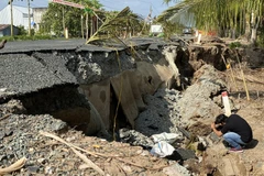 Hiện trường đoạn đường Tắc Thủ-Vàm Đá Bạc bị sụt lún chỉ sau vài tháng đưa vào sử dụng. (Ảnh: Huỳnh Thế Anh/TTXVN)