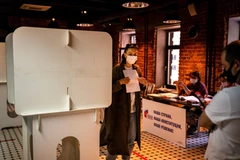 Cử tri Nga bỏ phiếu tại một địa điểm bầu cử ở Moskva, Nga, ngày 1/7/2020. (Ảnh: AFP/TTXVN)