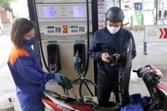 Mua bán xăng dầu tại cây xăng trên phố Lương Yên, quận Hai Bà Trưng, Hà Nội. (Ảnh: Trần Việt/TTXVN)