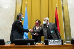 Trưởng phái đoàn đại diện quân sự của Chính phủ Đoàn kết dân tộc Libya (GNA) được quốc tế ủng hộ Ahmed Ali Abushahma (phải) và trưởng phái đoàn đại diện của lực lượng Quân đội Quốc gia Libya (LNA) A. Amhimmid Mohamed Alamami (trái) tại cuộc đàm phán ở Gen